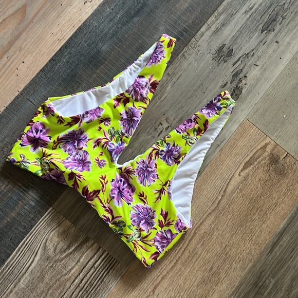 BEACH RIOT Dallas Bikini Top in Lime Punch Gardenias Size: Small (S) NWOT - Picture 9 of 13